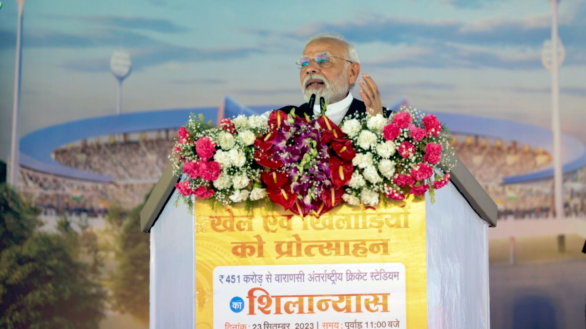 Big mistake in PM Modi's security, young man jumped in front of the convoy