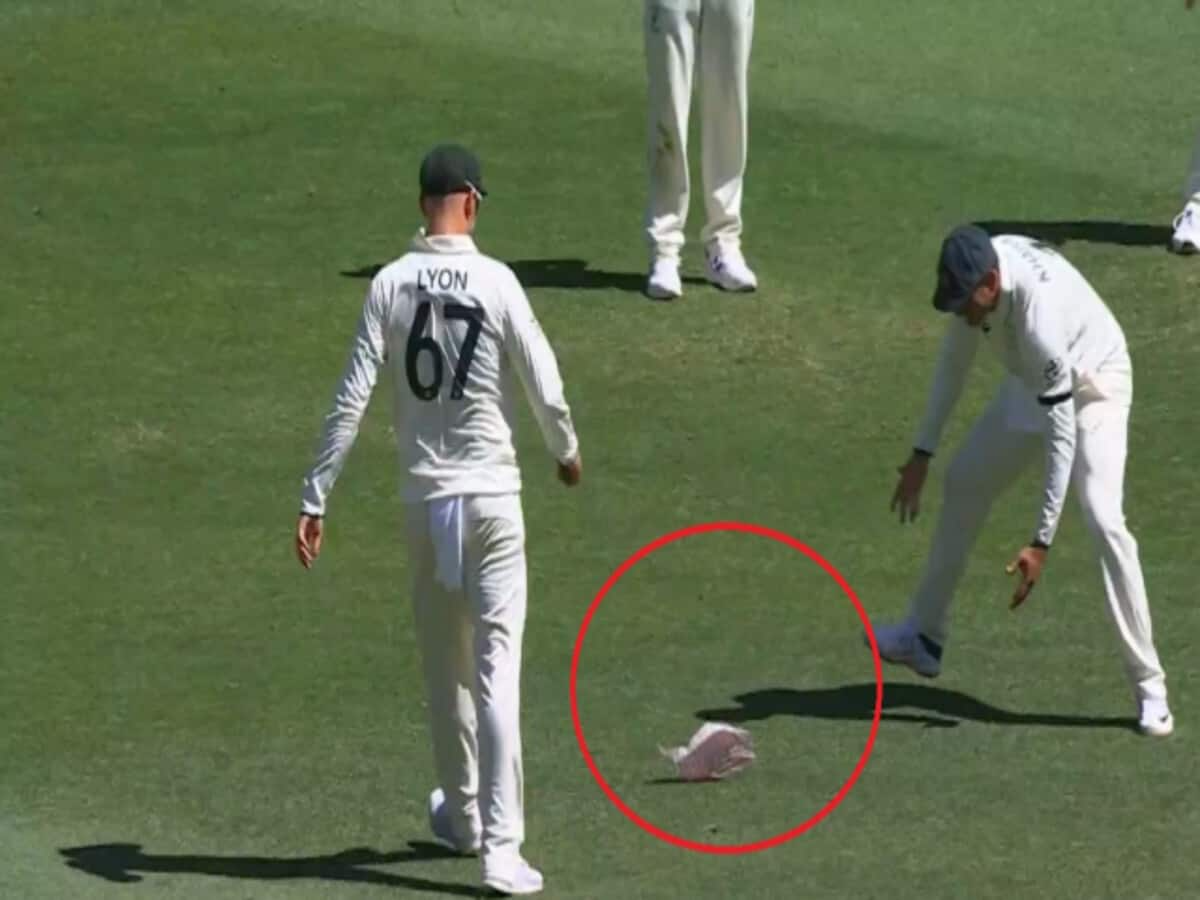 Aus Vs Pak A Piece Of Paper Made Nathan Lyon And Marnus Labuschagne Sweat Then Smith Did Something Like This Video Satya Day