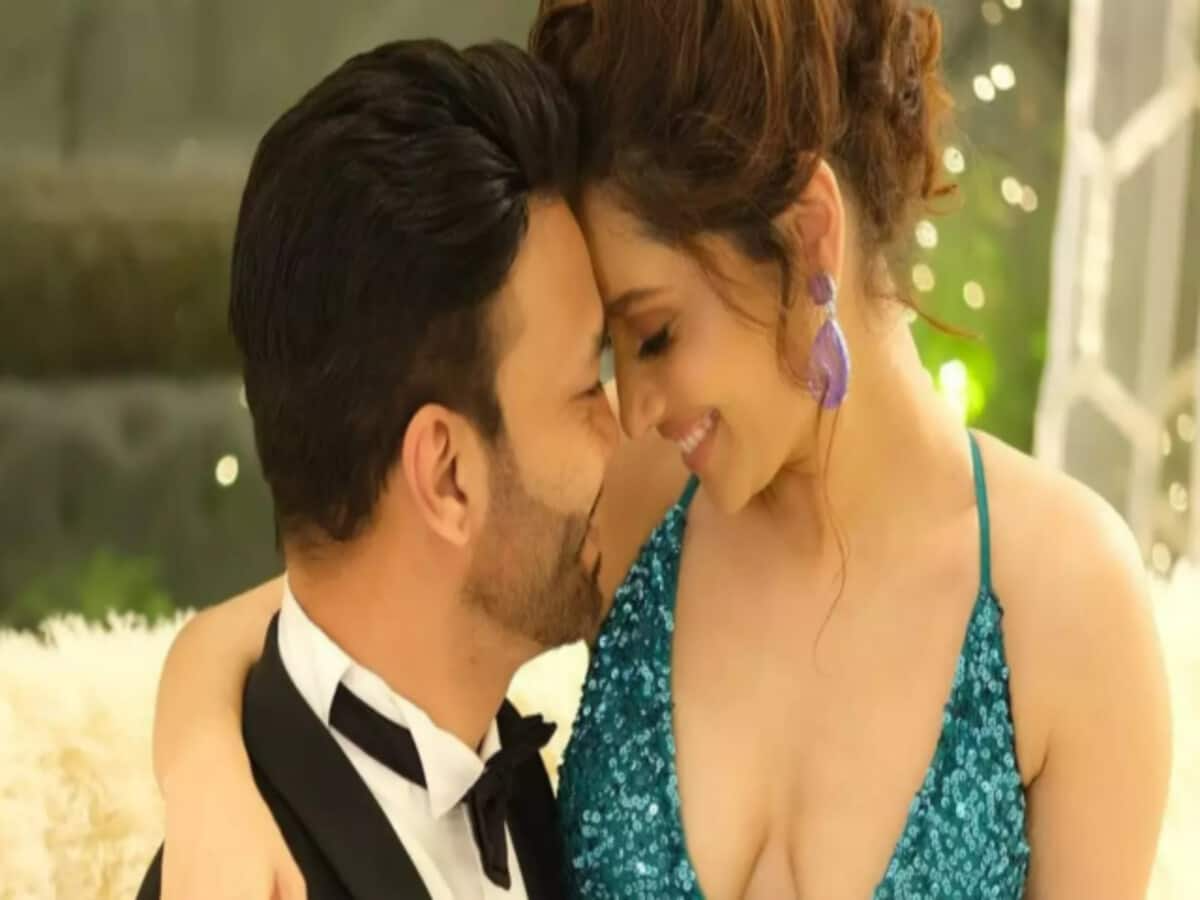 bigg boss 17 ankita lokhande and vicky jain get intimate in show video viral