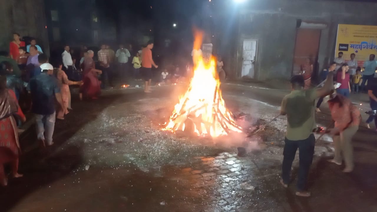 જુના હાઉસિંગ બોર્ડમાં પરંપરાગત રીતે હોલિકા દહન