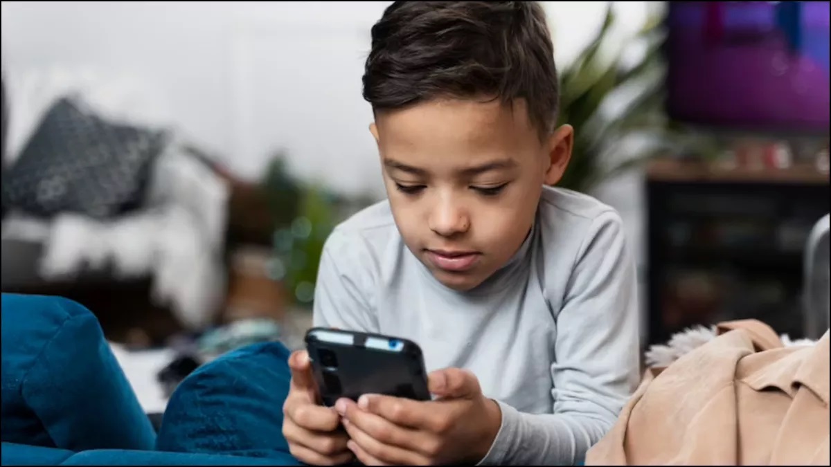 CHILDREN WITH PHONE
