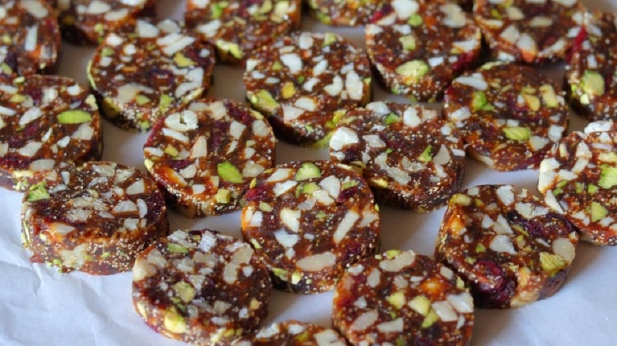 Date Barfi: શિયાળામાં તાજગી અને ઊર્જા આપતી ખજૂરની બર્ફી, સ્વાદમાં છે અનોખી 1 Date Barfi