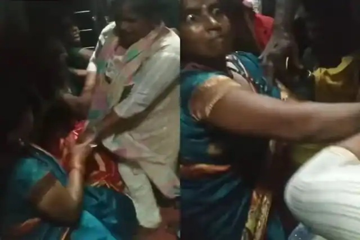 Women fighting in train viral video