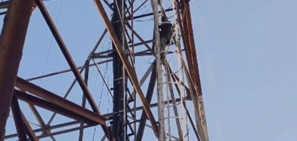 Man climbs tower in Jhansi