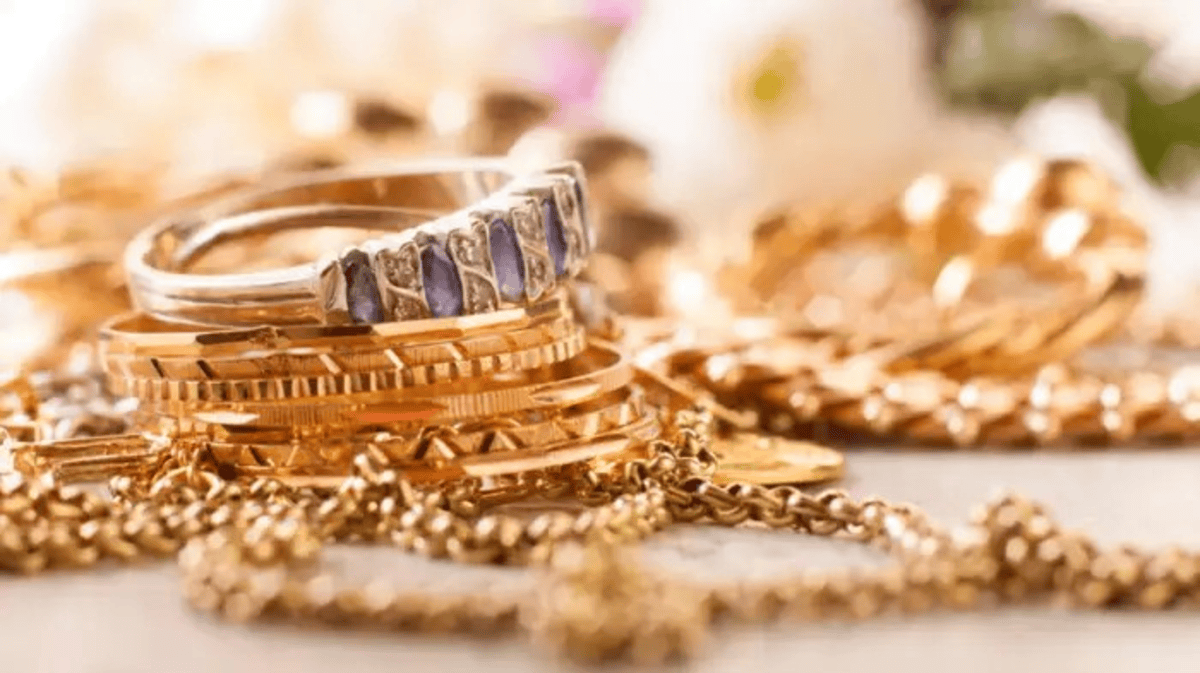 Teenage Girl Sells Mother jewelry