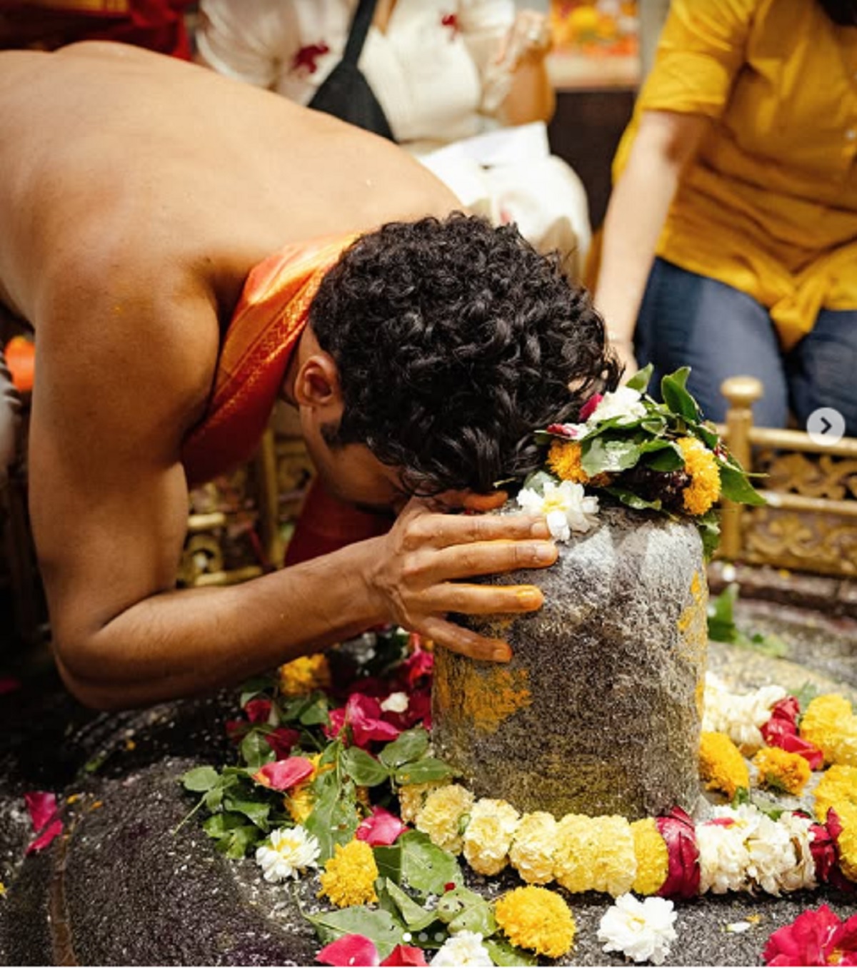 Vicky Kaushal Visits Grishneshwar Jyotirlinga