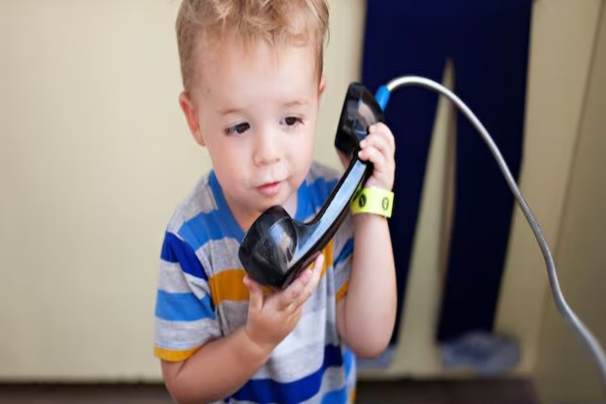Little Kid Calls 911 For Emergency