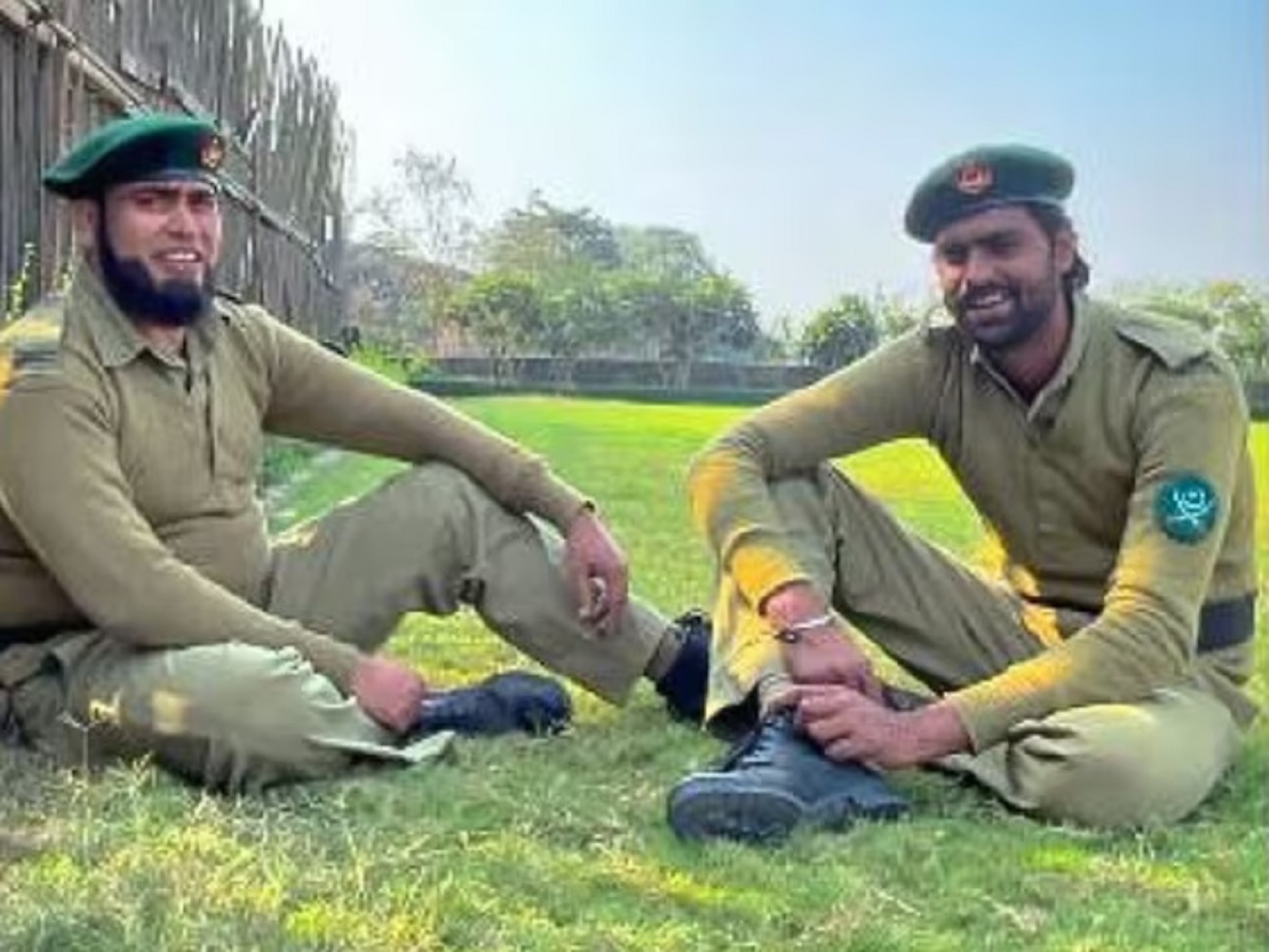 Pakistani Soldiers Praising India Sing
