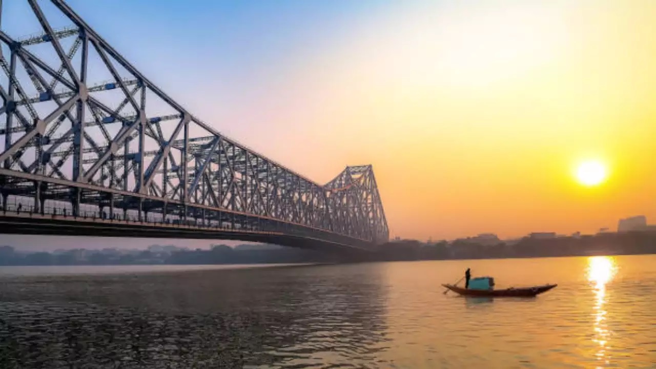 Woman Express Love For Mumbai