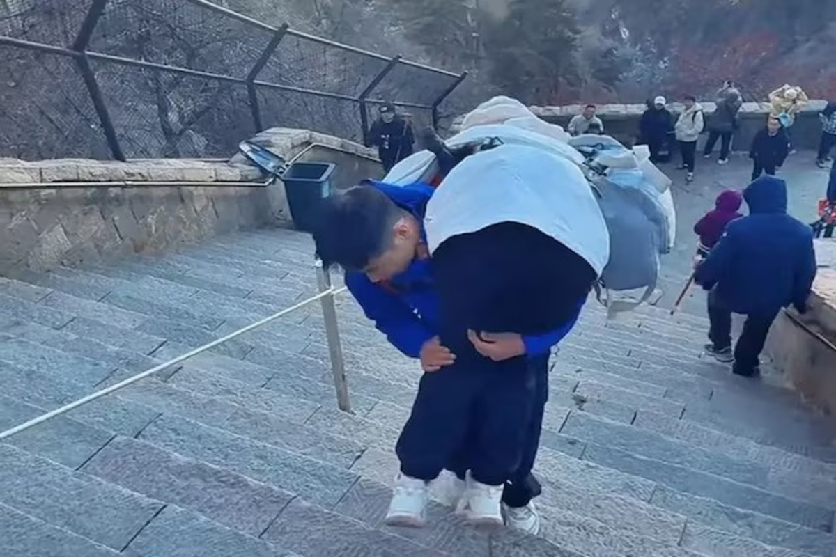 Man Carry Women To Tourist Destination
