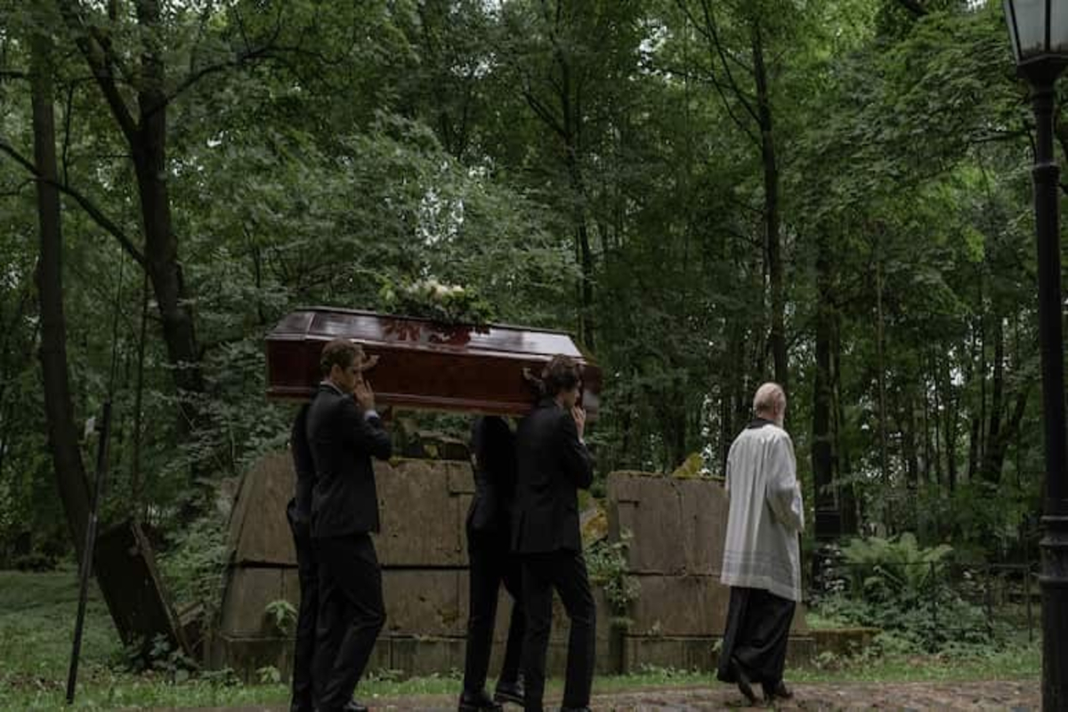 Family Falls into Grave During Funeral Video