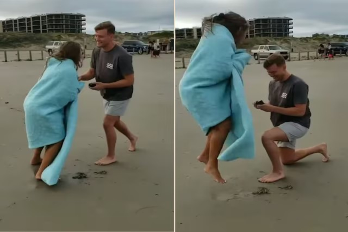 Man propose girlfriend on beach