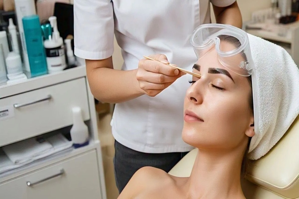 Eyebrow threading vs waxing