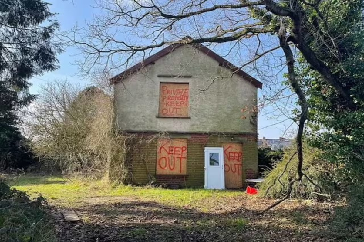 Creepy house on auction