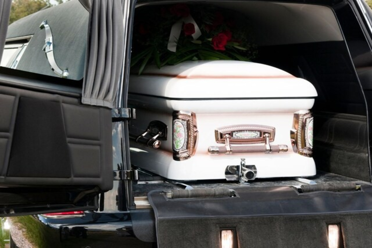 Man Keeps Corpse for Year