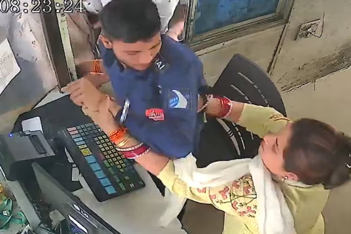 Woman Slaps Toll Worker Viral Video