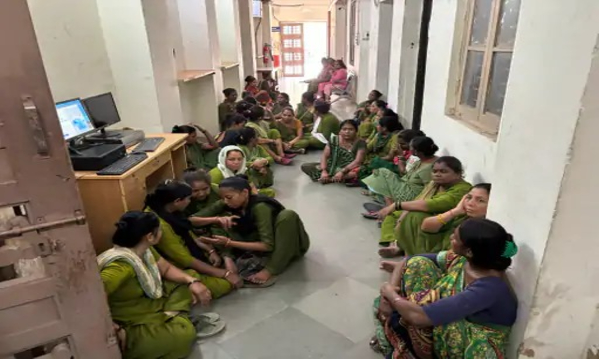 Sayaji Hospital Class 4 Workers Strike 1