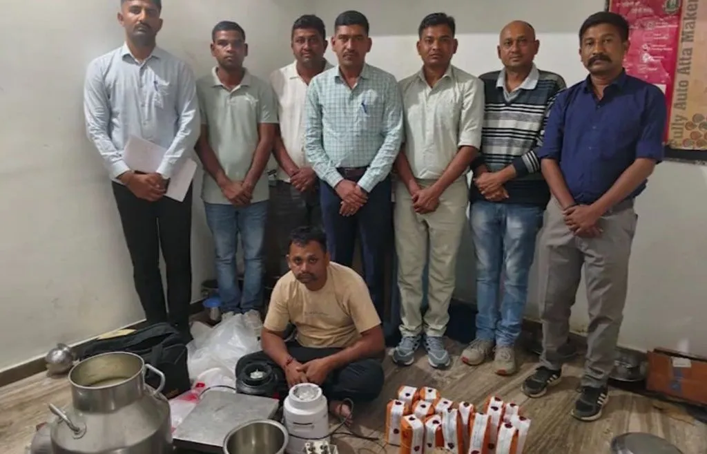 સાબરકાંઠાના ઈડરમાં નકલી દૂધ ફેક્ટરી પકડી પાડાઈ, આરોગ્ય સુરક્ષા પર ફરી પ્રશ્ન 2 fake milk factory Sabarkantha.png