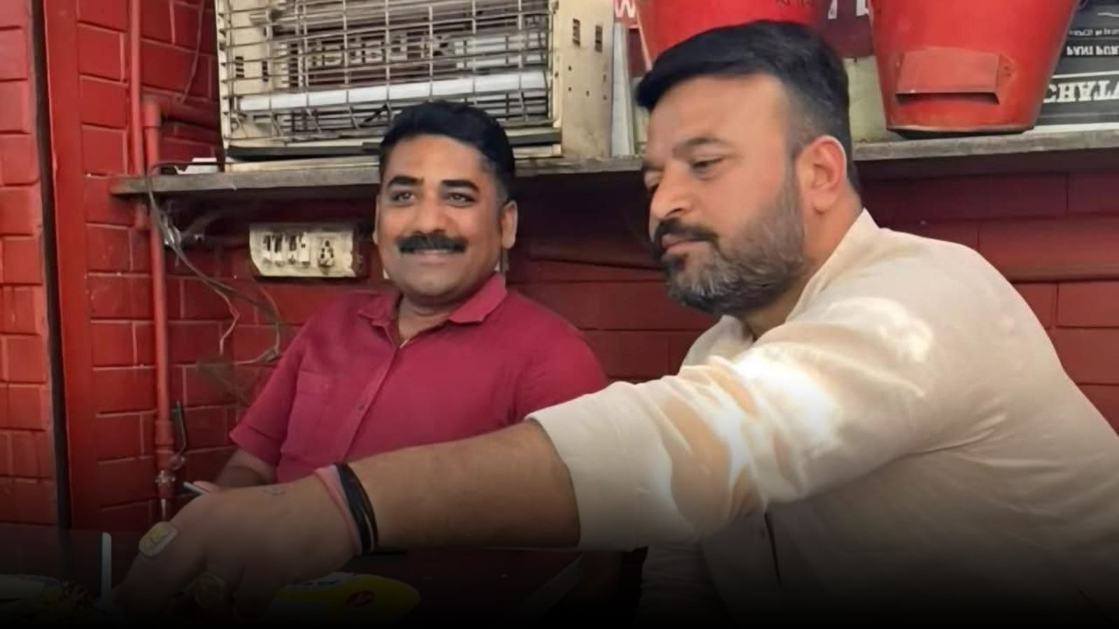 AAP MLA પર હુમલા બાદ વાયરલ ફોટાઓએ રાજકીય ષડયંત્રની શંકાઓ ઊભી કરી 2 Gopal Italia shoe attack case 2