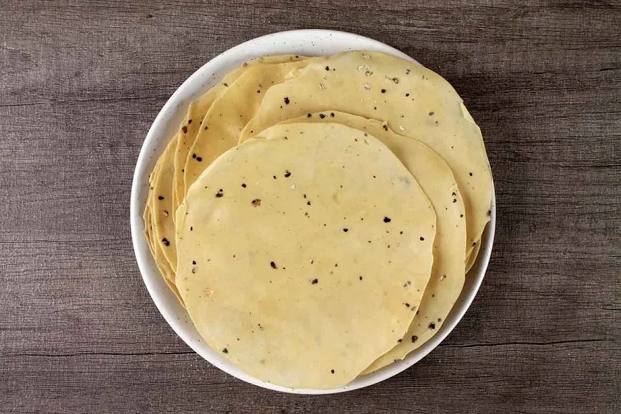 10 મિનિટમાં બનાવો ક્રિસ્પી મગ દાળના પાપડ, લાંબા સમય સુધી સ્ટોર કરો 3 Moong dal papad